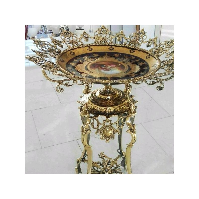 میوه خوری برنزی کنار سالنی